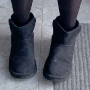 Fake uggs - Säljer mina uggs köpta från Monki, kommer inte till användning. Använda några gånger men hela fortfarande därav priset 