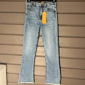 Nya byxor från Ginatricot  - Aldrig använda Storlek: 34 Pris: 150kr