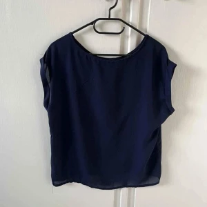 T-shirt mörkblå - T-shirt i finare material. Knappt använd.