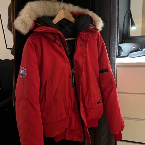 Canada Goose jacka - Ej äkta Canada Goose i liknade modell till deras ”Chilliwack”. Lite svårt att tyda strl men tros vara en L. Jackan dunar även lite på insidan. 