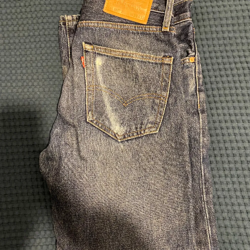 Ett par Levis jeans som e för små . Jeans & Byxor.