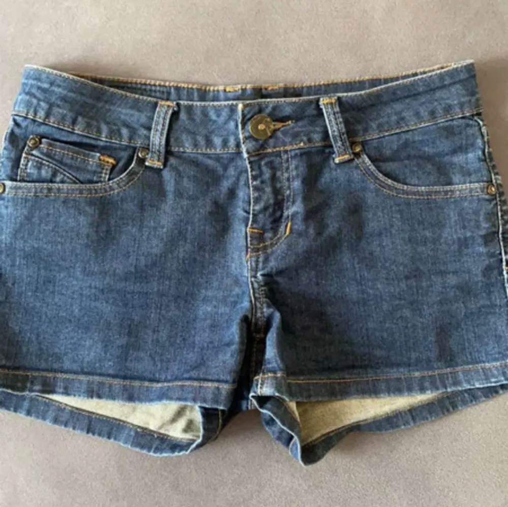 Super fina jeansshorts i storlek M. Inga defekter, är i super fint skick. Skriv om ni har några frågor ❤️. Shorts.
