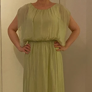 Silkesklänning  - Klänning i tunn silke med bomull underklänning /oanvänd Storlek 38-40