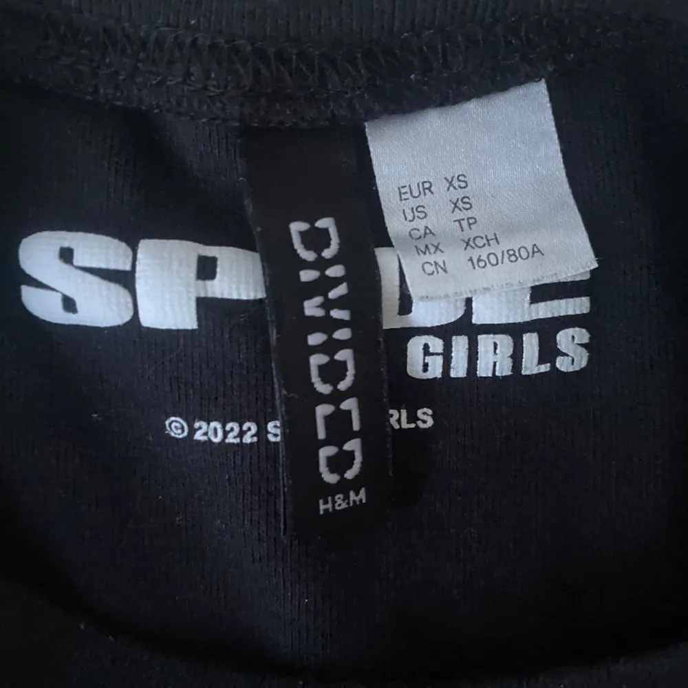 Baby tee med ”spice girls” logga på. Från H&M. Aldrig använd pga att den är för liten. Skriv om ni har frågor.🎀. T-shirts.