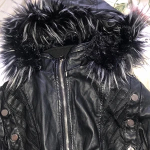 Y2k jacka  - En y2k jacka som e skit snygg och perfekt  i storlek, ser skit snygg ut med pälsen👏🏻🤩 skriv bara om du undrar nått