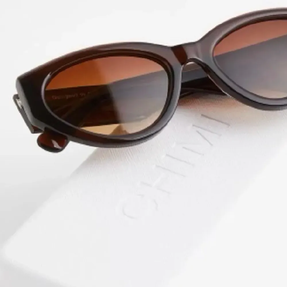 Så fina solglasögon från Chimi i modell 09 Brown! Super bra skick och endast använda några få gånger. Fodral medföljer! Skriv vid frågor eller fler bilder💘. Accessoarer.