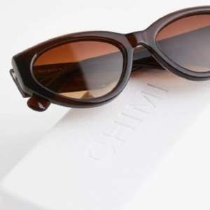 Så fina solglasögon från Chimi i modell 09 Brown! Super bra skick och endast använda några få gånger. Fodral medföljer! Skriv vid frågor eller fler bilder💘