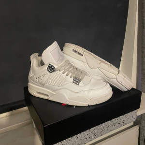 Jordan 4 Pure Money - Säljer mina Jordan 4 Pure Money i st 44. Dem är i använt skick.