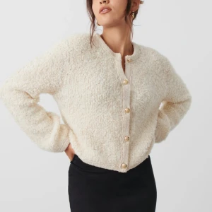 Knitted bouclé cardigan - Slutsåld stickad ifrån Gina tricot i storlek M. Använd ett fåtal gånger, men i fint skick! Köpt för 600kr 💘