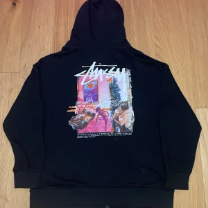 Stussy Daydream Zip-up Sommar Hoodie - Storlek M, Oversized/Relaxed fit. Köpt som unisex, fast är närmare mansstorleken. Praktiskt oanvänd. Sommarhoodie, tunn och luftig. Nypris ~140€(1,500kr).  Kontakta för mer information 👍