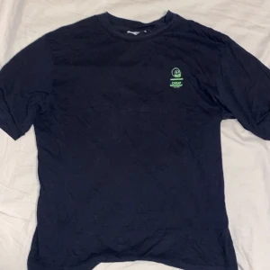 Cheap monday t shirt  - Storleken är S, den är i fint skick. Inga fläckar eller hål. 