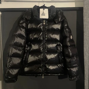 Moncler Maya st2 - Säljer nu min riktigt fina Moncler maya. Storlek 2. NFC scan och tags finns. Helt ny. Hör av dig om du har några frågor😀