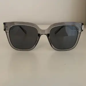 Jättefina gråa solglasögon, liknar chimis!! Säljer för 120 men priset kan diskuteras❤️❤️lägg prisförslag!!