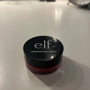 Elf Putty blush  - En super fin kimonons putty blush från elf andvänd 3 gånger med borste då ja köpte i en annan färg. Den har lite glitter eller glow och är väldigt fin rosa färg på hyn. 