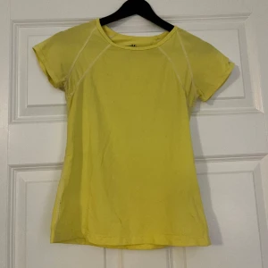 Träningströja  - Lite urtvättad men fyller sin funktion. Tvättar innan jag skickar den. 