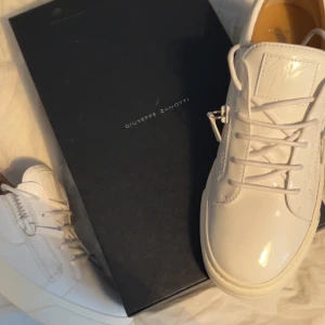 Guiseppe zanotti - Strl 43 men stora i storlek så passar strl 44, bra skick inte använda så mycket. Allt og finns. Hör av er vid frågor! Nypris är runt 6000kr