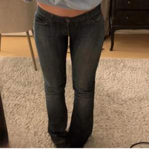 Superfina jeans från Miss Sixty. Modell TommyOne Pga felköp i strl här på Plick säljer jag de. Lånad bild från personen jag köpte jeansen av.  W28 L