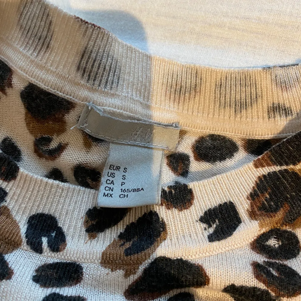 Säljer denna långärmade tröja i leopard mönster🐆 passar S och M!. Tröjor & Koftor.