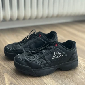 Skor - Säljer dessa ”kappa” skor som är i använt skick.☺️ Storlek 40 Köpte dessa för 500kr på Zalando därav bra pris🥰