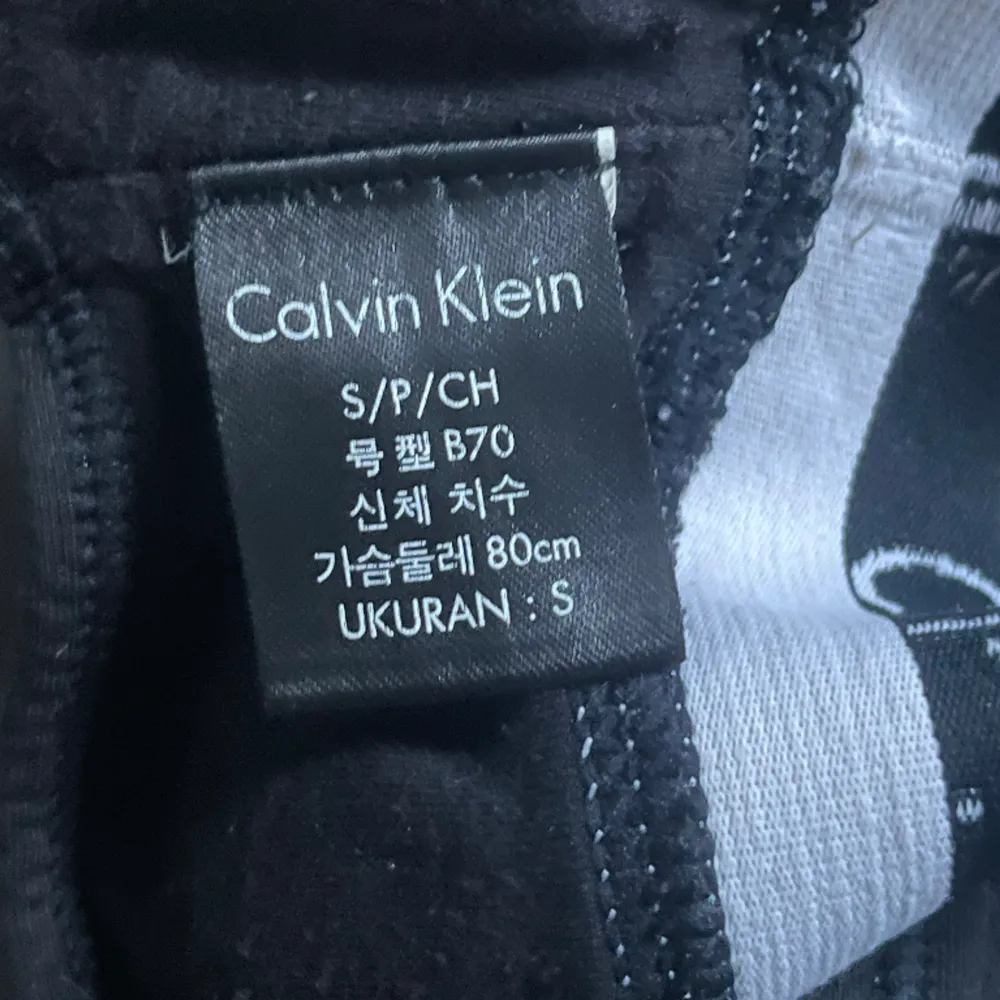 Calvin Klein bh i svart, använd ett fåtal gånger, inga defekter, ordpris - 549kr. 🖤 . Toppar.