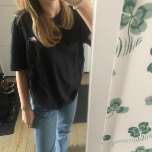 Nike t-shirt - Säljer denna Nike t-shirt, jag har vanligtvis xs och den är i storlek L därav sitter den oversized på mig. Inga tecken  på användning, skriv för fler bilder ✨