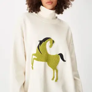 Så cool och unik Carin Wester tröja! Så mjuk och perfekt nu när det är lite kallare💕💕finns i både s och m