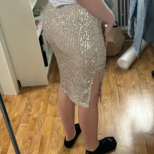 Hej! Säljer denna festliga kjol som jag använt några tillfällen☺️ Köpt på veromoda