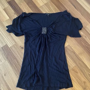 Topp - En superfin topp/T-shirt. Rätt så bra kvalite och lite tunnare tyg i modellen! Den är svart/marinblå och har lite som en ”slit” vid armen. Kontakta gärna via frågor💗 
