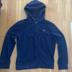 Polo Ralph Lauren Zip-hoodie - Ralph Lauren zip hoodie i storlek M. Skick 9/10, inga defekter. Köpte den i somras med den kommer inte så mycket till användning. Perfekt med dig med Stockholmsstil och om du vill fylla ut din garderob. 