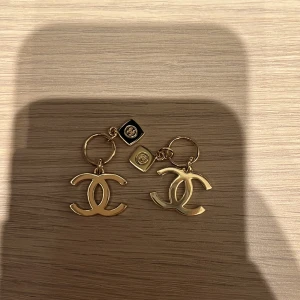Chanel berlock  - Fina berlocker från Chanel som kan göras om till smycken., läggas på hårklämmor kedjor osv
