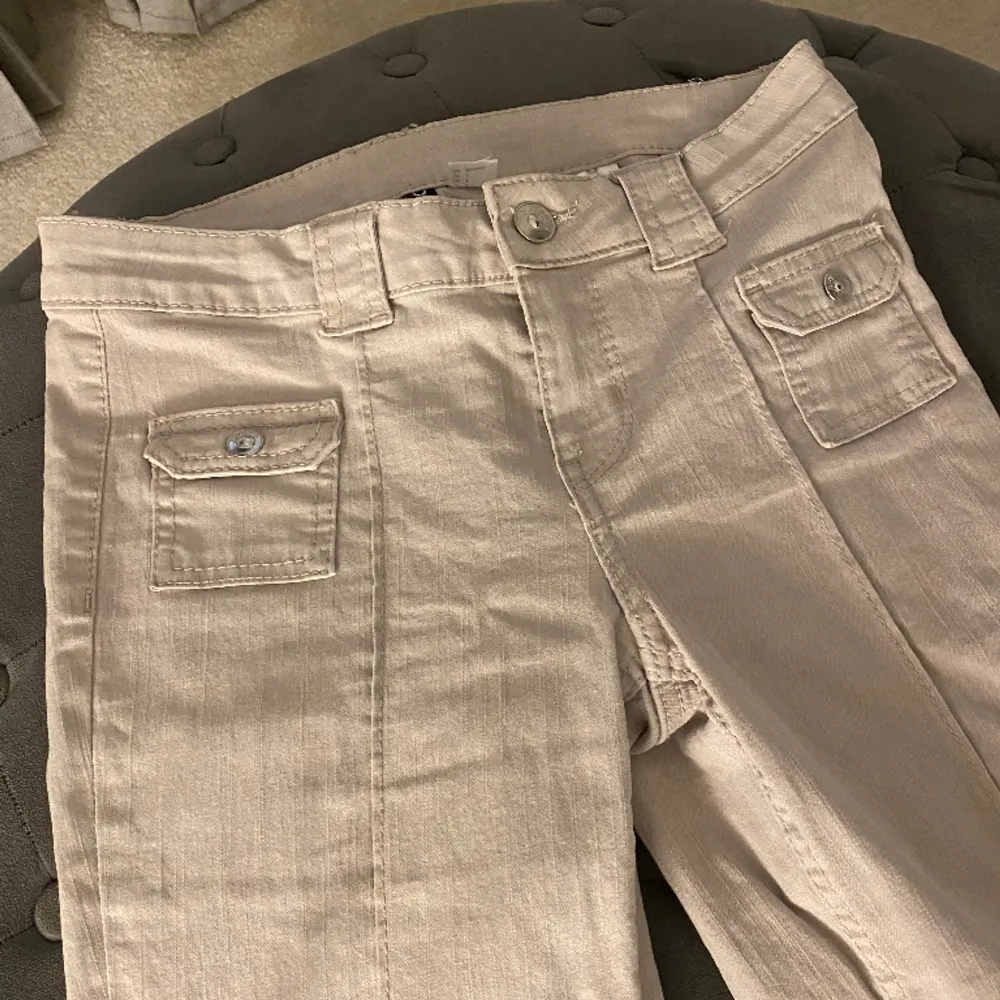 Beiga lågmidjade byxor från hm, är i fint skick.. Jeans & Byxor.