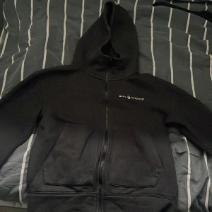 Sail racing zip hoodie  - Storlek xs/170 9/10 skick jätteskön hoodie man kan ha på sig när som helst använt den ett fåtal gånger ser ny ut nypris 900 pris kan diskuteras vid snabb affär