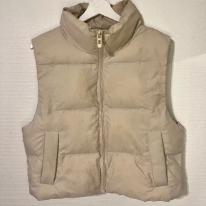 Croppad väst  - Säljer denna beige västen från Zara. Inköpt i höstas, sparsamt använd.  Fler bilder kan fås på begäran