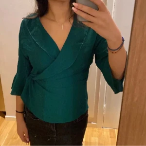 Grön blus  - Säljer grön blus i M. Säljer för 75❤️