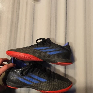 Adidas futsal fotbollsskor  - Helt ny kostar runt 1400kr. Säljer för 500kr men är öppet för bud. 