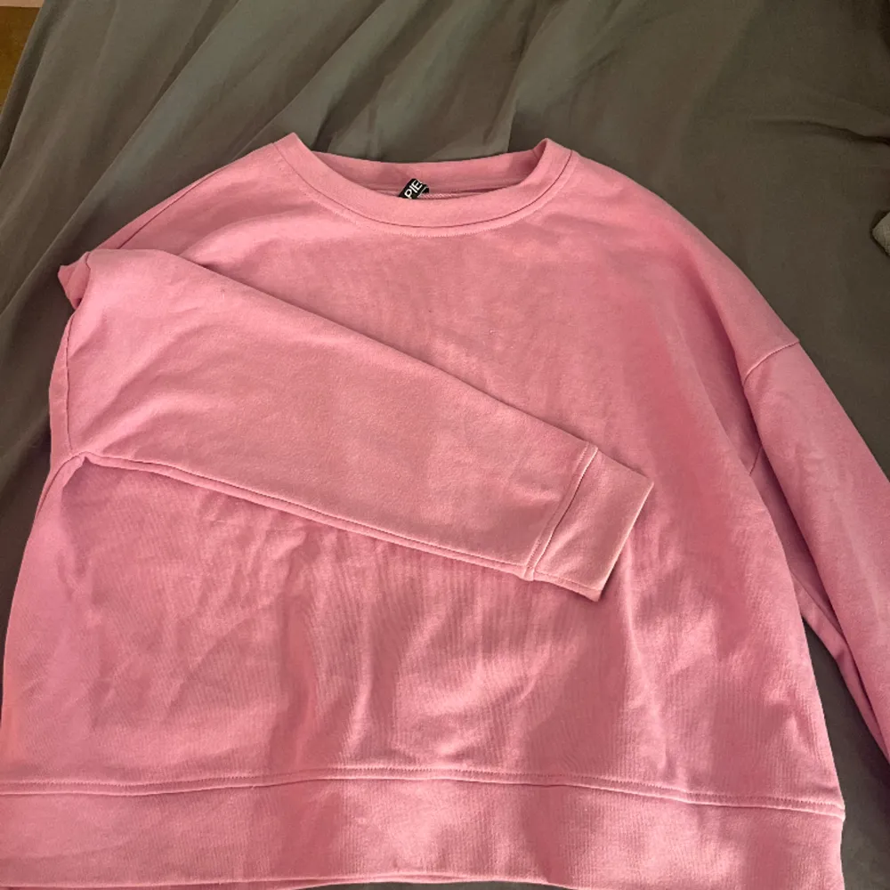 Säljer denna rosa sweatshirt som inte kommer till användning, jätte bra skick . Tröjor & Koftor.