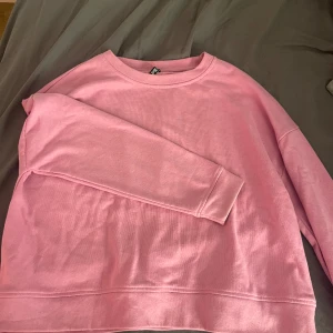 Rosa sweatshirt  - Säljer denna rosa sweatshirt som inte kommer till användning, jätte bra skick 