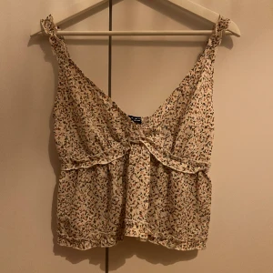 Sommar linne - Bra skick, inte använd mycket. Ganska kort.