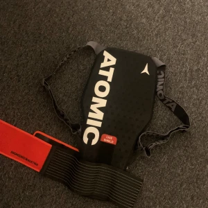 Ryggskydd storlek M - Ryggskydd säljes i nyskick, helt oanvänd. 