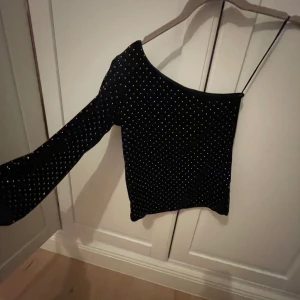 One sholder topp - Super fin one sholder topp från zara. Perfekt till helg eller middag mm. Använd 1 ggn. Zaras barnavdelning största storlek, men passar mig som har xs/s. Pris kan diskuteras vid snabb affär.