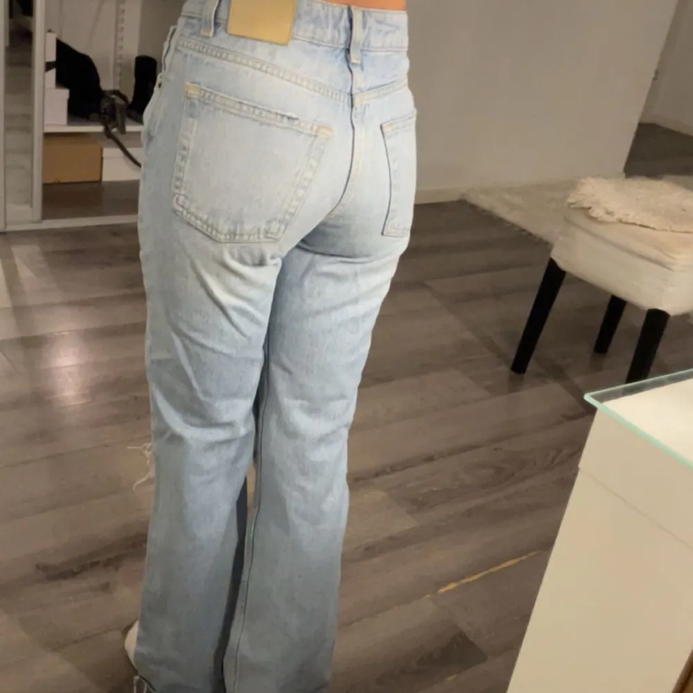 Jeans från Pull & Bear, lite missfärgningar i tyget längt nere vid fötterna och vid ena låret (se bild 3). Går att vika ner ändarna för att få dom lite längre. Innerbenslängd: 75 cm (cirka 4 cm längre om man viker ner dom),  midjemått: 62 cm💕. Jeans & Byxor.