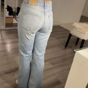Jeans från Pull & Bear, lite missfärgningar i tyget längt nere vid fötterna och vid ena låret (se bild 3). Går att vika ner ändarna för att få dom lite längre. Innerbenslängd: 75 cm (cirka 4 cm längre om man viker ner dom),  midjemått: 62 cm💕