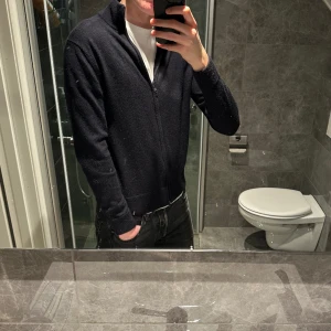 Zip hoodie  - En snygg marinblå zip hoodie i riktigt bra skick