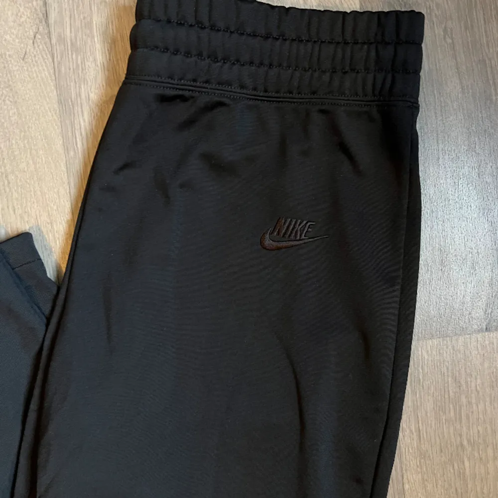 Ett par Nike byxor i VCT material med mjuk insida i storlek S. Endast använda en gång. Lite bredare ner till i modellen. Fungerar till både tjej och kille.. Jeans & Byxor.