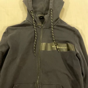 Sail racing hoodie - Säljer min sail racing hoodie, passar perfekt i både L och xl. Skriv vid funderingar!