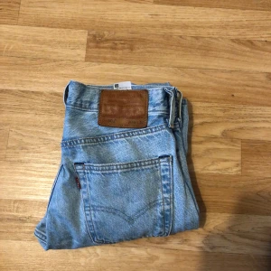 Levi’s 501 - Hyfsat bra skick 8/10 litte smått använda, inte trasigt på något ställe 👍 Storleken är 28/32 och modellen på bilden är 170cm lång 