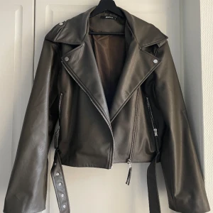 Skinnjacka från gina - Så fin helt slutsåld jacka från Gina. Storlek S. Sitter snyggt oversized på mig som är xs! Knappt använd!! Nypris 700kr.