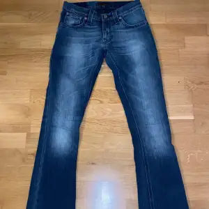 Säljer mina assnygga lågmidjade nudie jeans. Det står ingen storlek i de men passar mig som har XS. Skriv gärna för fler bilder.