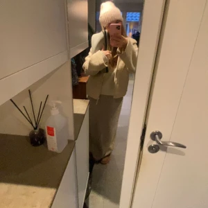 Intressekoll  - Skit fin stickad kjol perfekt till höst, vår och sommarkvällar💕