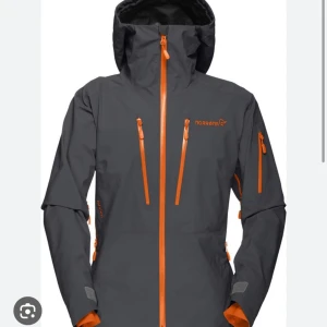 Skidjacka - Säljer denna skaljacka (storlek xs)  från norröna med tillhörande skalbyxor (storlek S) då den inte kommer till användning. Superfint skick och många bra funktioner. Fråga gärna om du undrar något och kom gärna med prisförslag. Nypris ca 6000 + 7000